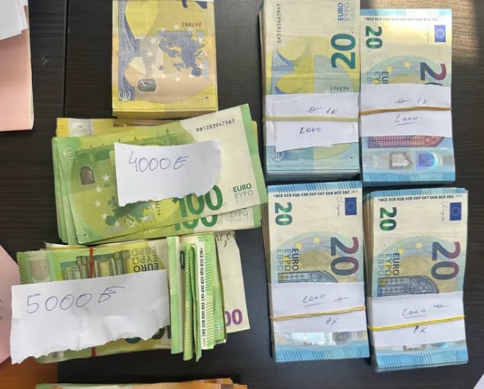 Kapen 30 mijë euro të padeklaruara në Vërmicë, paratë ishin fshehur në kamion