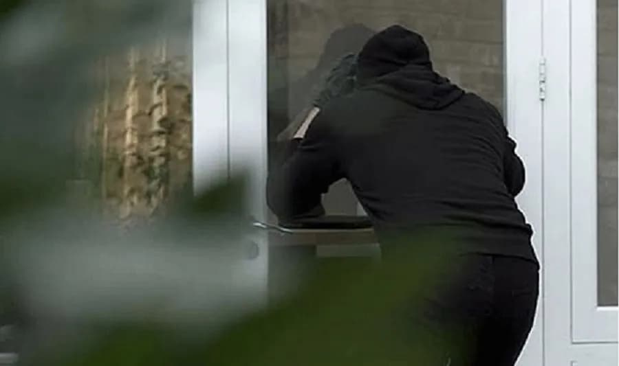 Dy vjedhje të rënda në pak minuta në Klinë, dëmtohen lokali dhe trafot elektrike