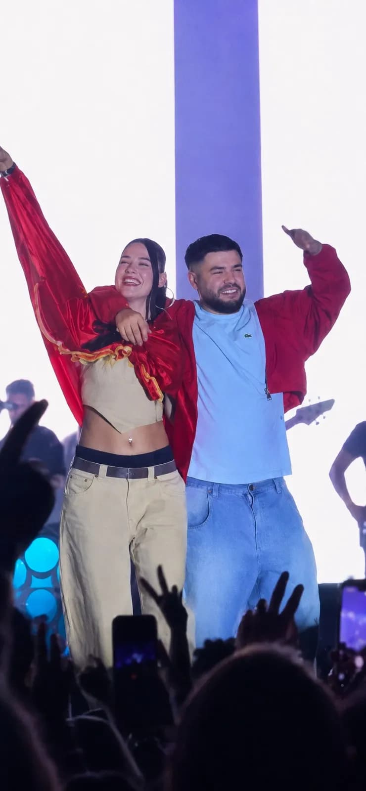 Noizy i vendos flamurin kombëtar Dhurata Dorës në skenë, momenti bëhet viral