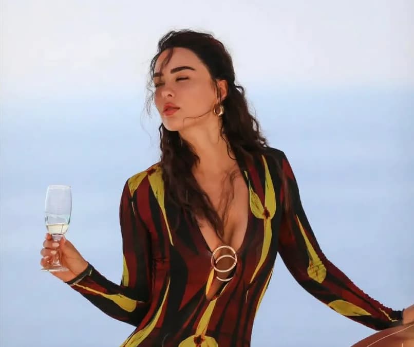 Me pamje nga deti, Xhensila shfaqet ‘hot’ në këtë veshje