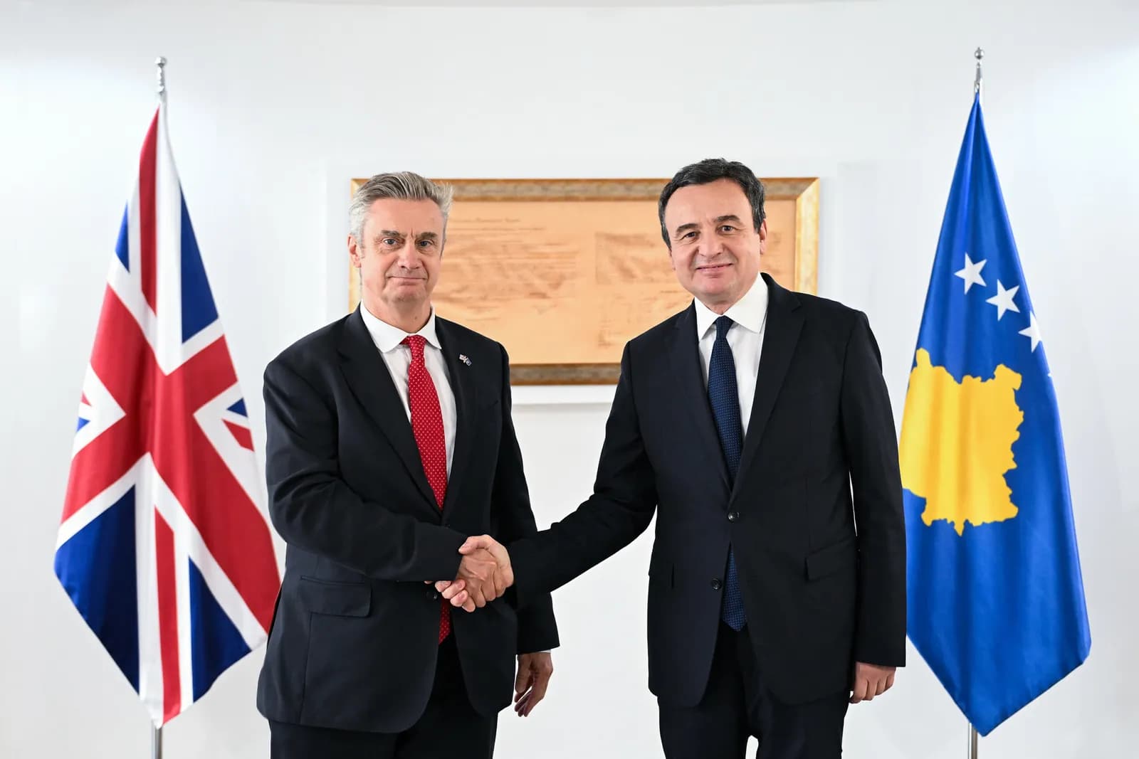 Kurti pret në takim ambasadorin britanik