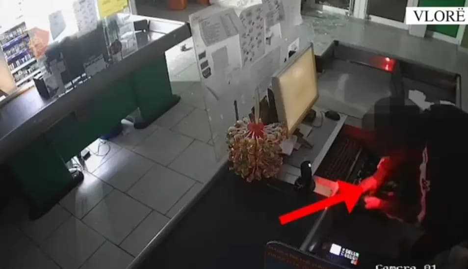 Theu xhamin e supermarketit dhe vodhi kasën me para, arrestohet 32-vjeçari në Vlorë