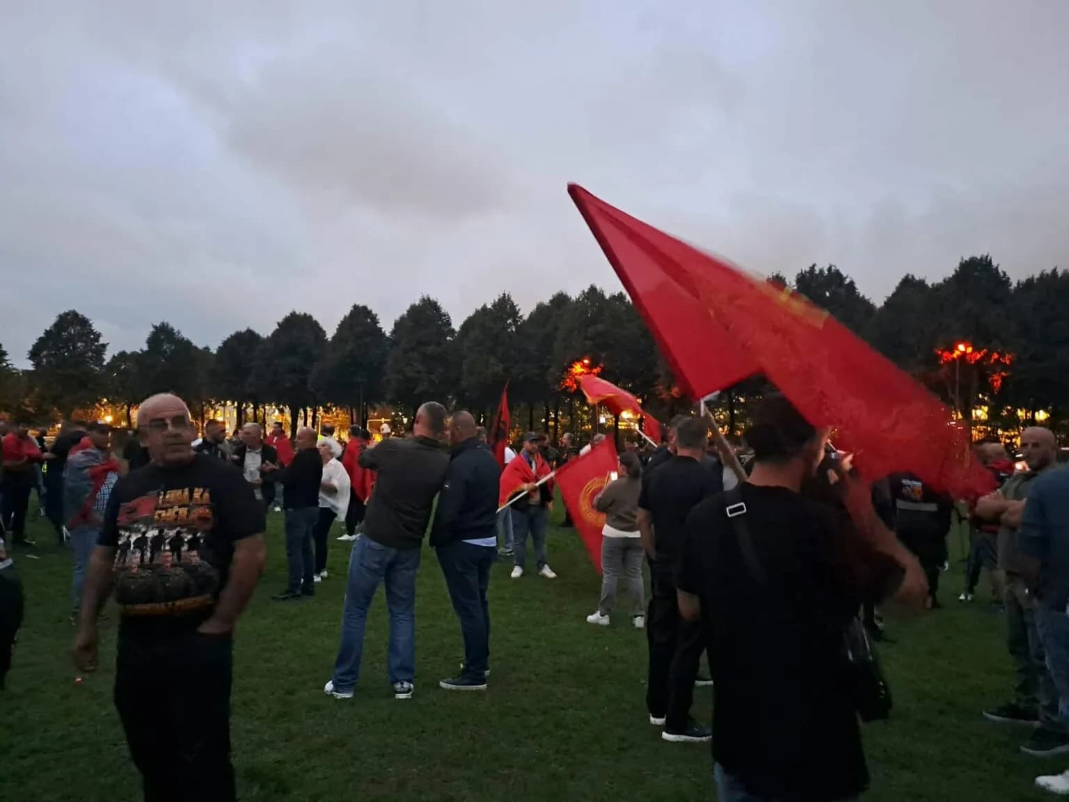 Pamjet e fundit nga Haga, qindra shqiptarë me flamuj e simbole të UÇK në pritje të verdiktit për krerët e UÇK