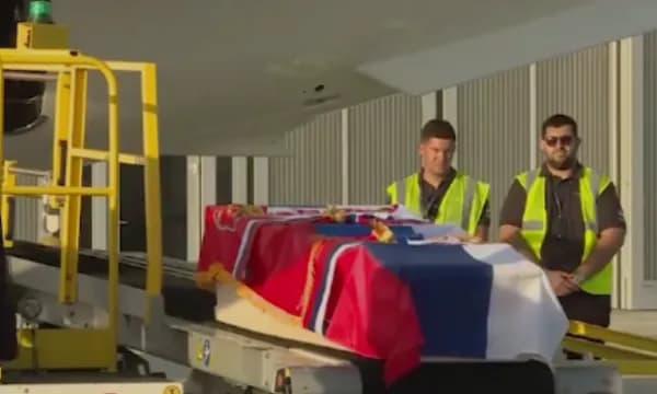 Kufoma e kriminelit Mlladiq mbërrin në Serbi, pushteti i Vuçiqit i nxjerr 6 ushtarë për ta bartur arkivolin e mbuluar me flamuj