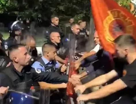 Tension në protestën para Qeverisë, protestuesit tentojnë të çajnë kordonin policor