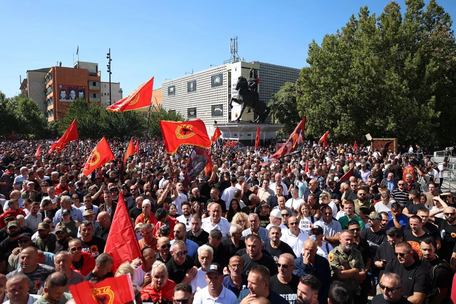 Policia tregon si u zhvillua protesta për ish-krerët e UÇK-së: Morën pjesë mijëra qytetarë