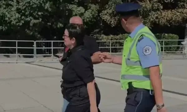 Incidenti i sotëm pas protestës në shesh, flet veterani i UÇK-së që i doli në mbrojtje Aida Dërgutit