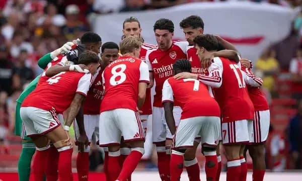 Arsenali me fanella krejtësisht të kuqe ndaj Napolit, UEFA detyron kombinimin e rrallë
