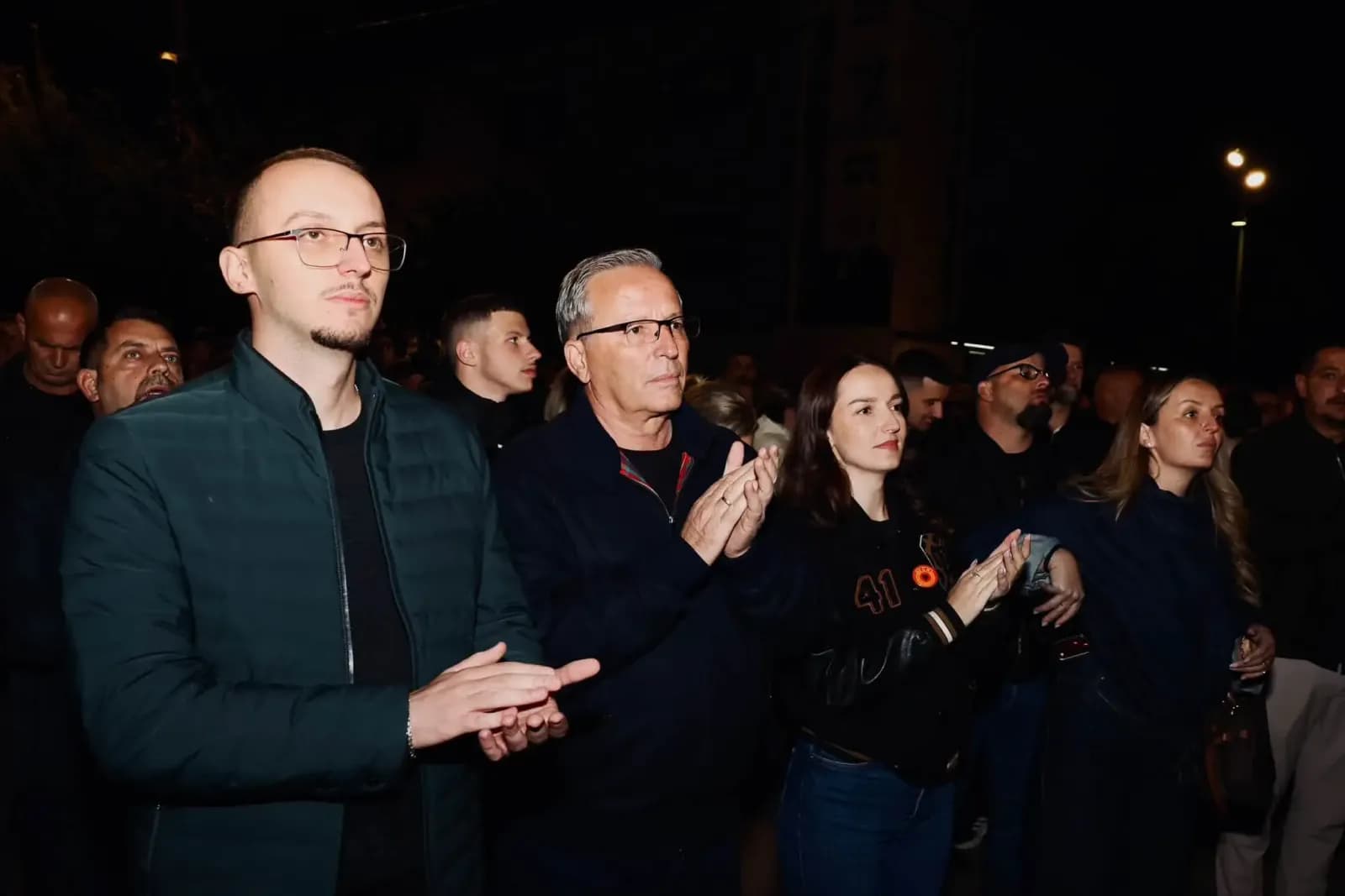 Hamza me familje i bashkohet protestës: Liri për çlirimtarët