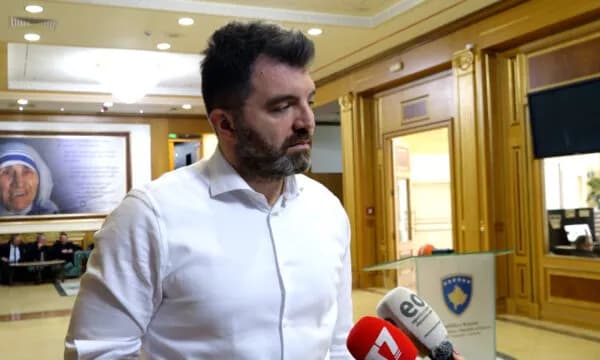 Sadiku tregon pse u rreshtua pro Presidentit