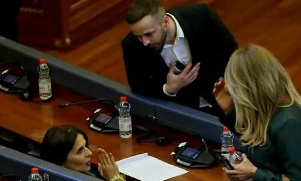 Deputeti Fatos Geci nuk i votoi as Deklaratën për Specialen as Vlora Çitakun