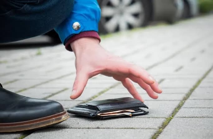 Një qytetar nga Prizreni e gjen dhe dorëzon në polici kuletën me më shumë se 500 euro