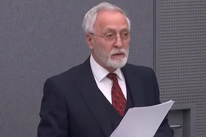 Jakup Krasniqi pas dënimit nga Haga: Kjo është një drejtësi e korruptuar në favor të Serbisë, dënimin e kam marrë nga gënjeshtrat e Serbisë