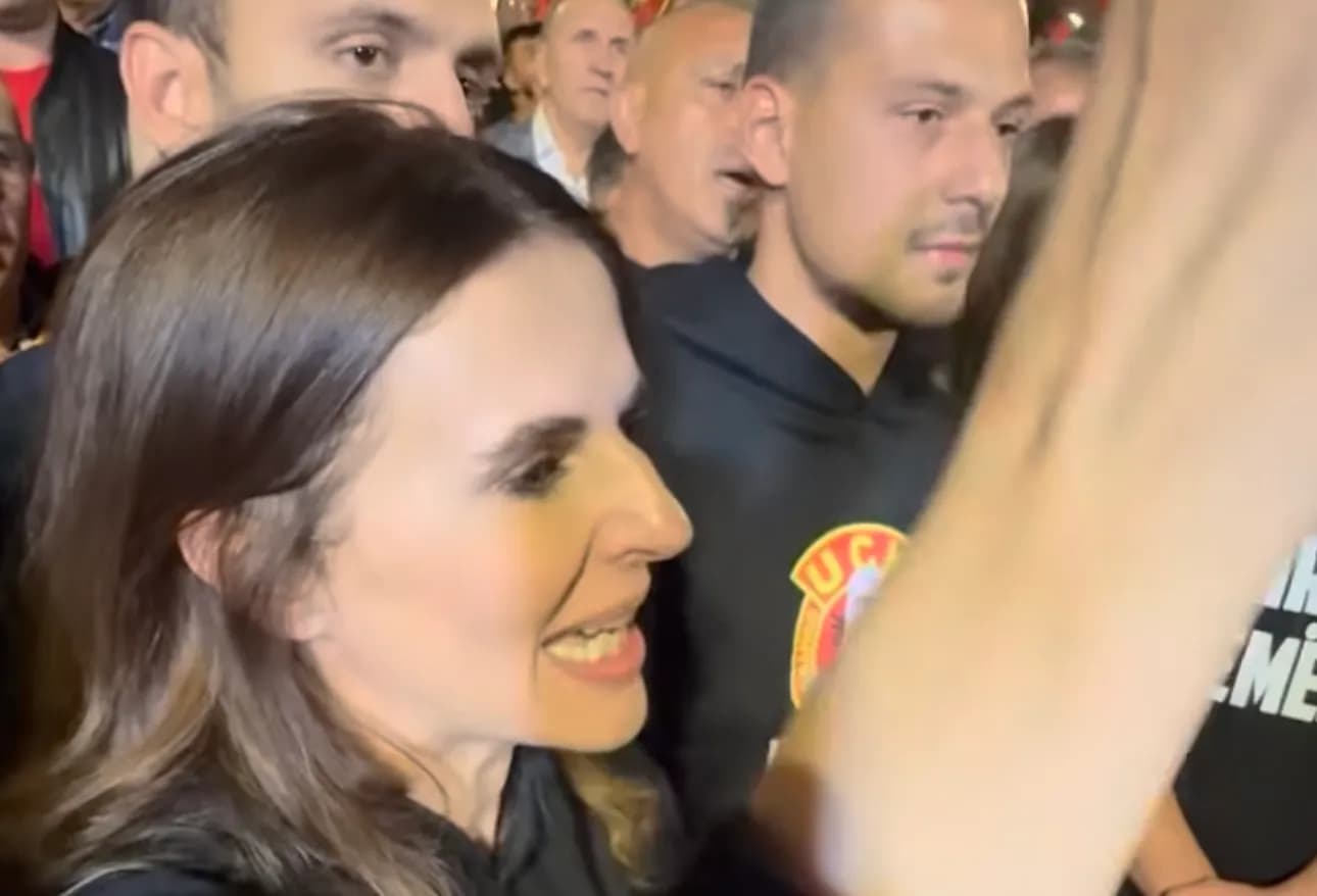 “Besa-besë, besën e kem dhonë”, Vlora Çitaku këndon së bashku me protestuesit