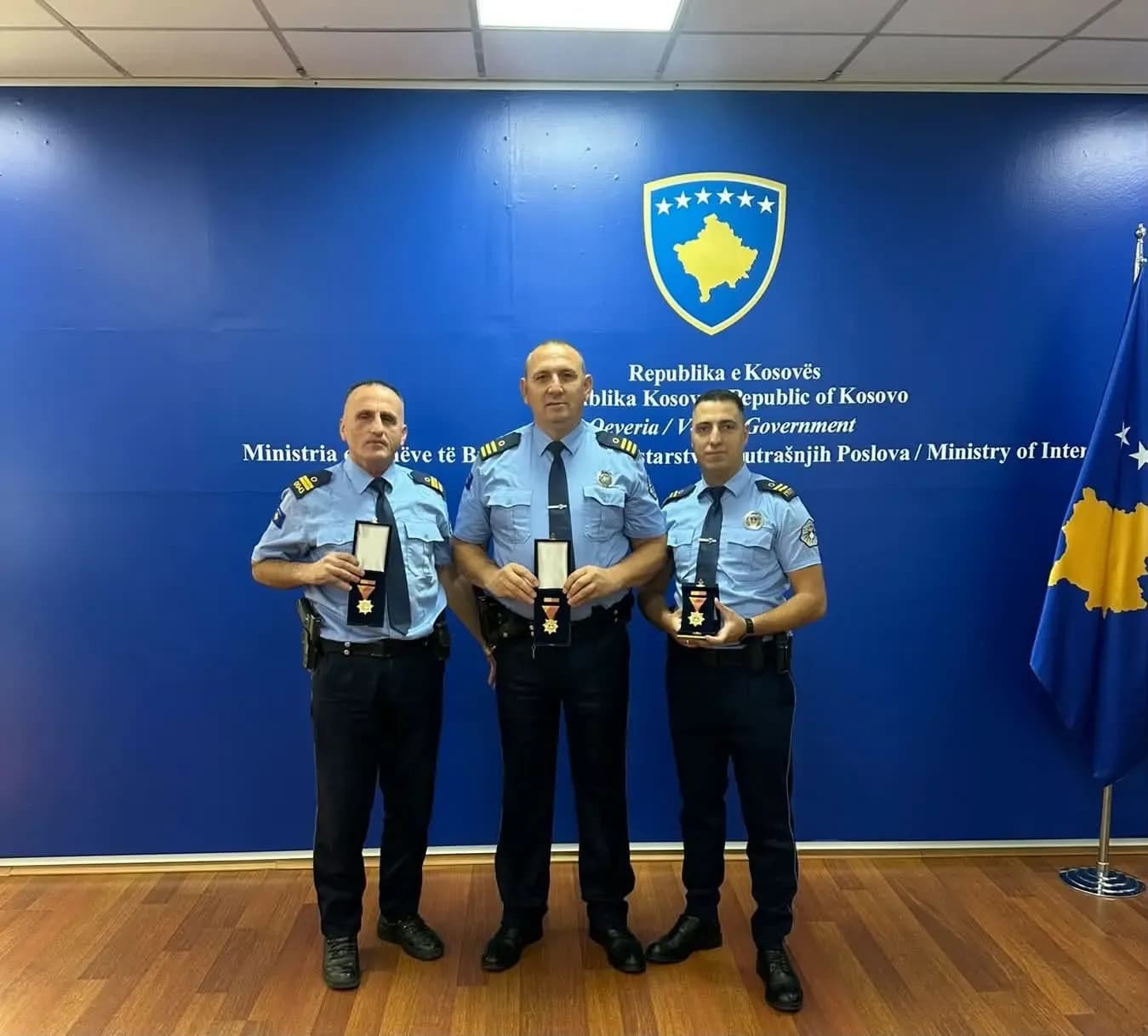 Tre policët e Podujevës nderohen me medalje për shpëtimin e jetës