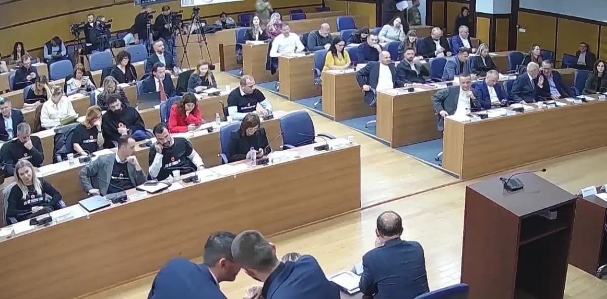 Kuvendi i Prishtinës miraton deklaratën e përbashkët kundër dënimit të çlirimtarëve