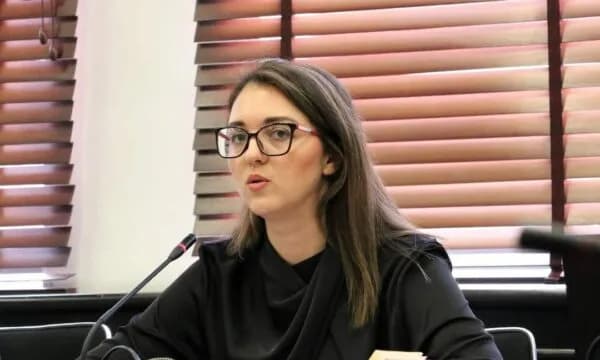 Deputetja e VV i reagon Artan Behramit pasi postoi për Blerim Isufajn: Po e mbronë Prokurorinë, po e sulmon Kryeministrin Kurti