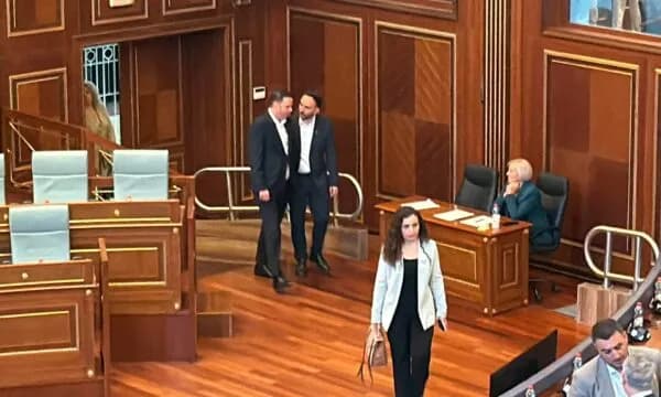 Vjosa Osmani, Lumir Abdixhiku e Paris Guri hyjnë bashkë në sallë