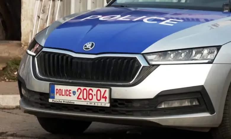 Një person me probleme shëndetësore u shkakton lëndime dy familjarëve, arrestohet nga policia