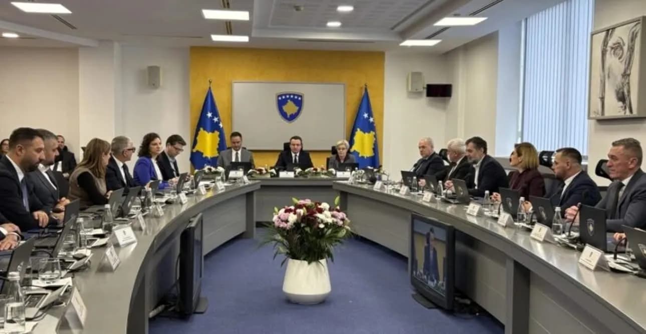 Albin Kurti prezanton kabinetin e ri qeverisës