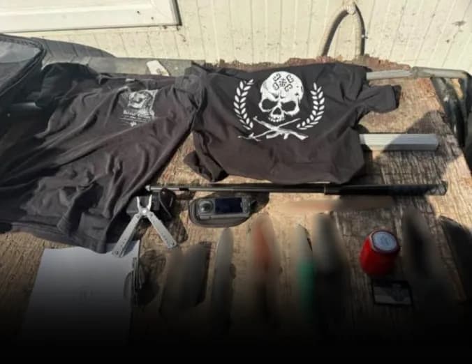 Jarinje: Policia arreston dy serbë, kishin thika e bluza me simbole nacionaliste në veturë
