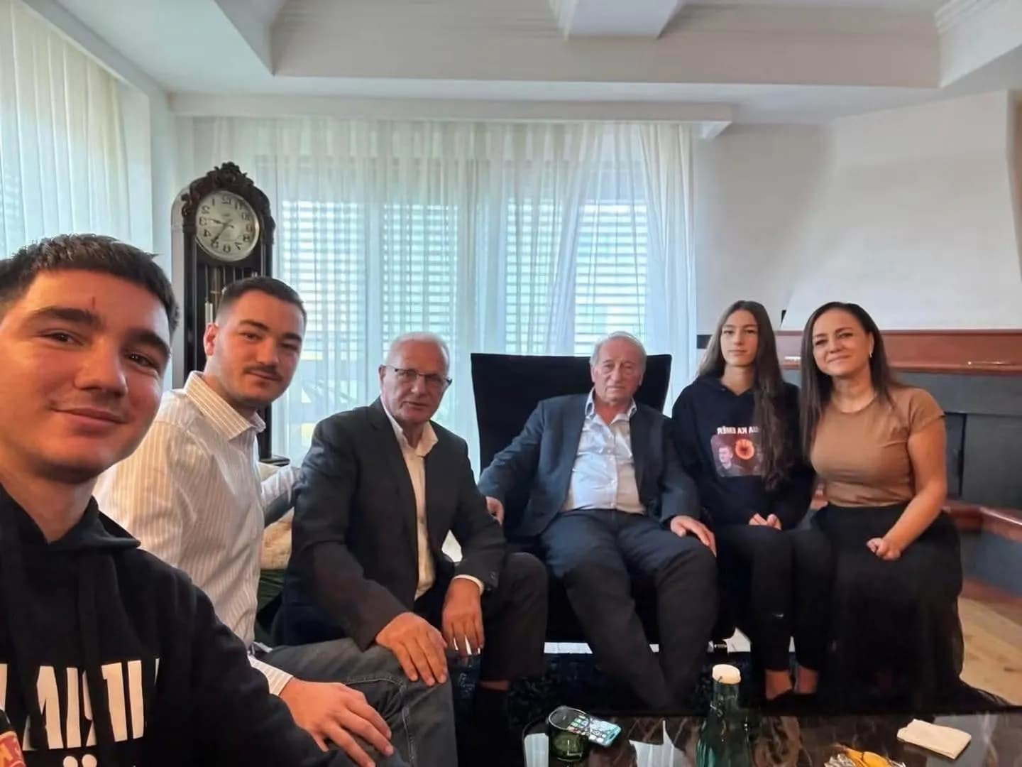 Grabovci viziton familjet e ish-krerëve të UÇK-së: “Me këto familje ishim bashkë në të kaluarën, jemi sot dhe gjithmonë do të jemi”