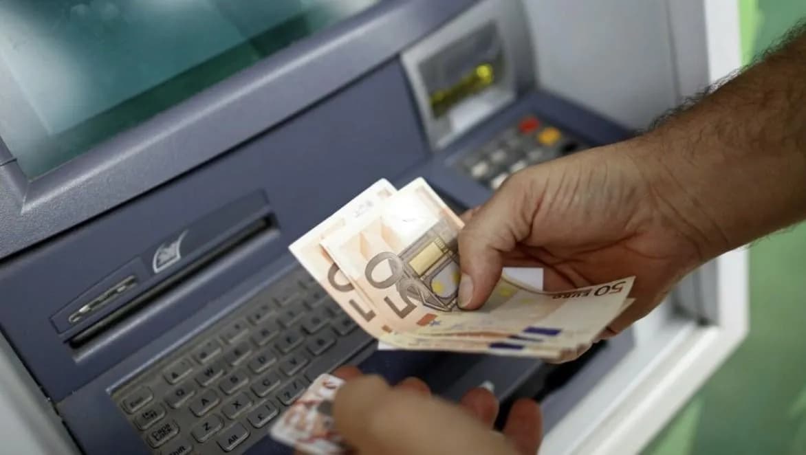 Gati gjysma e shqiptarëve mezi mbyllin muajin, Kosova me pagën më të ulët në rajon