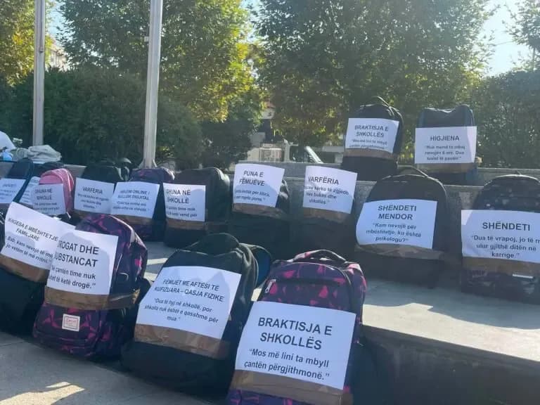 "Çfarë po mbaj në çantë, përveç librave?", KOMF me aksion në Prishtinë