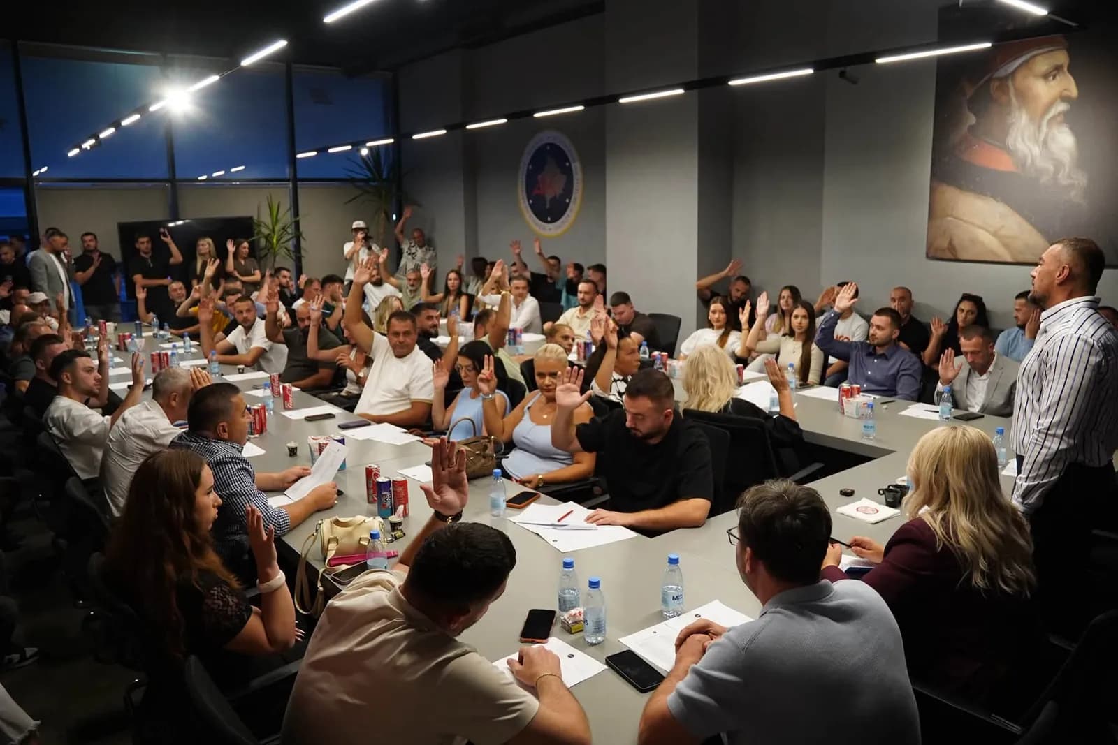 Smajlaj mbledh Aleancën e Prishtinës, s’i zë salla të pranishmit