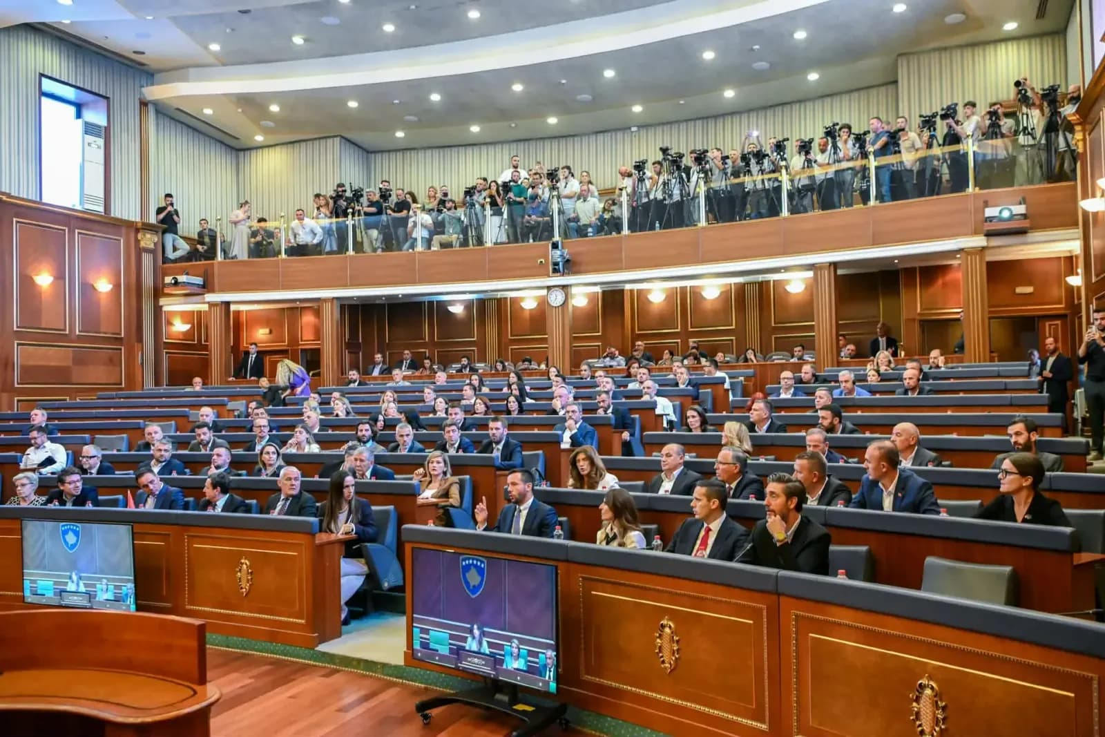 PDK falënderon deputetët: Tani është radha e votimit të ndryshimeve në Ligjin për Dhomat e Specializuara