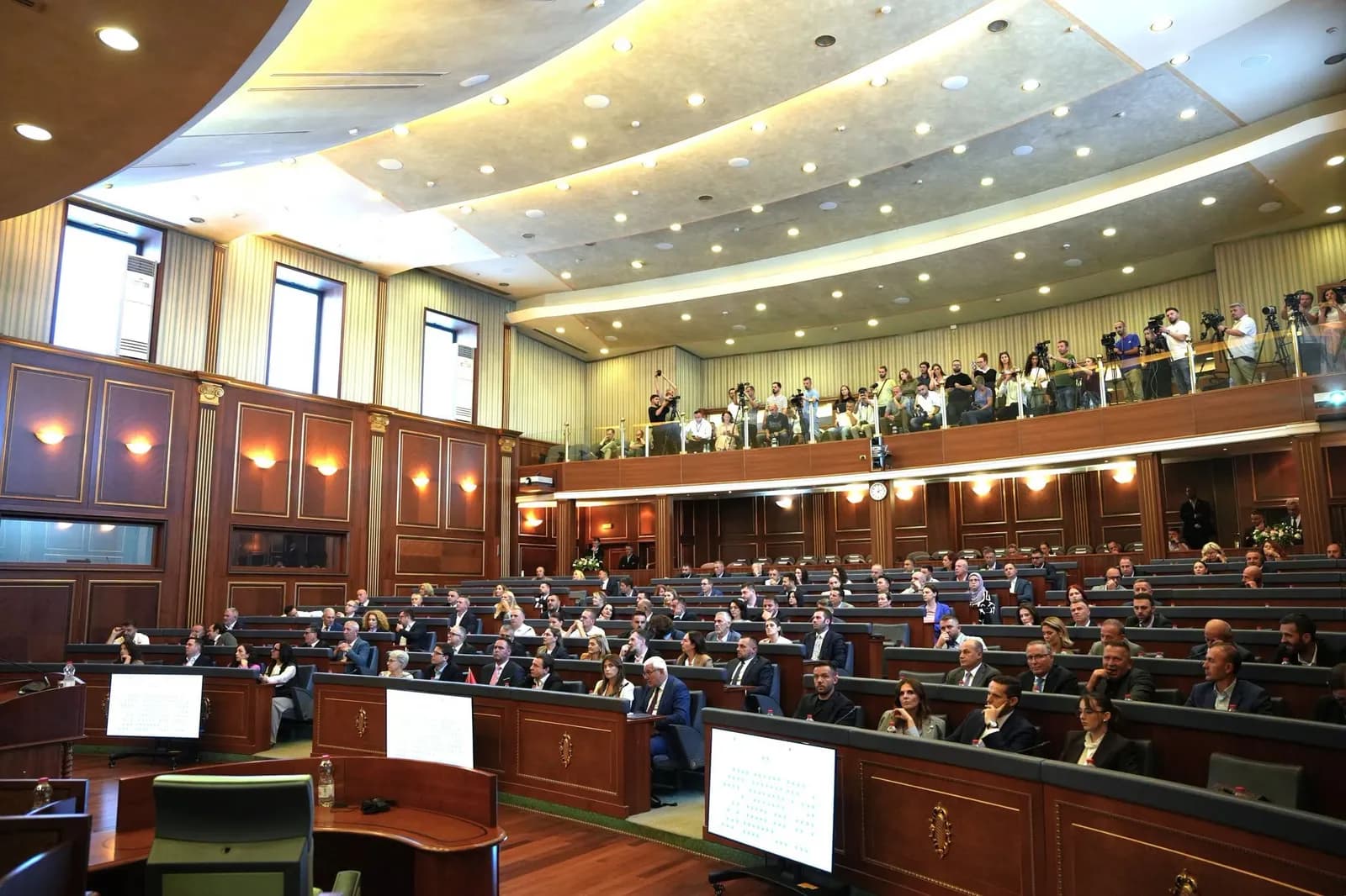Ndërsa politikanët luanin me karriget, çmimet e energjisë, ujit dhe transportit u rritën mbi 30 për qind