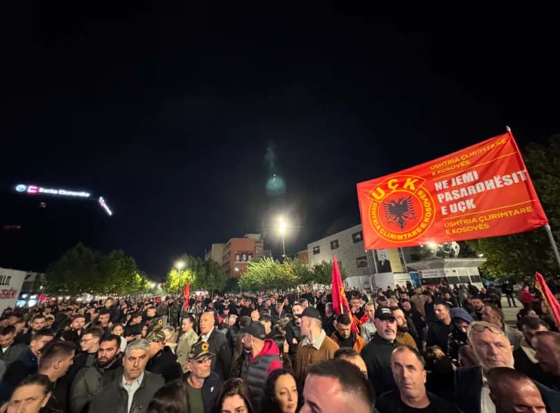 Nata e 14-të, sheshi “Skënderbeu” mbushet sërish në mbështetje të çlirimtarëve
