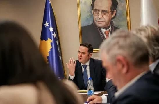 Abdixhiku thërret mbledhjen e radhës së Grupit Parlamentar, e para pas përçarjes për ujdinë e tij me Kurtin