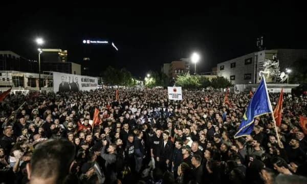 Protestuesit kthejnë reflektorët nga objekti i Qeverisë: Votojeni Projektligjin për Dhomat e Specializuara, durimi ynë po mbaron