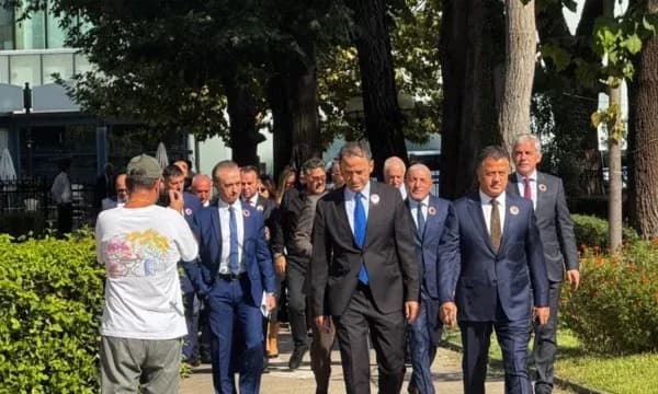 Deputetët e PD-së shkojnë në Parlamentin shqiptar sot me logon e UÇK-së