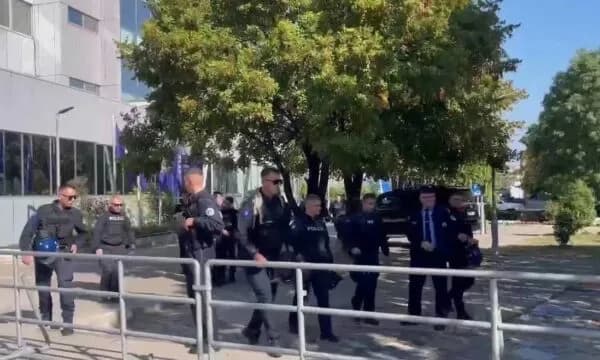Masa të shtuara sigurie në Prishtinë, numër i madh policësh vendosen para Qeverisë