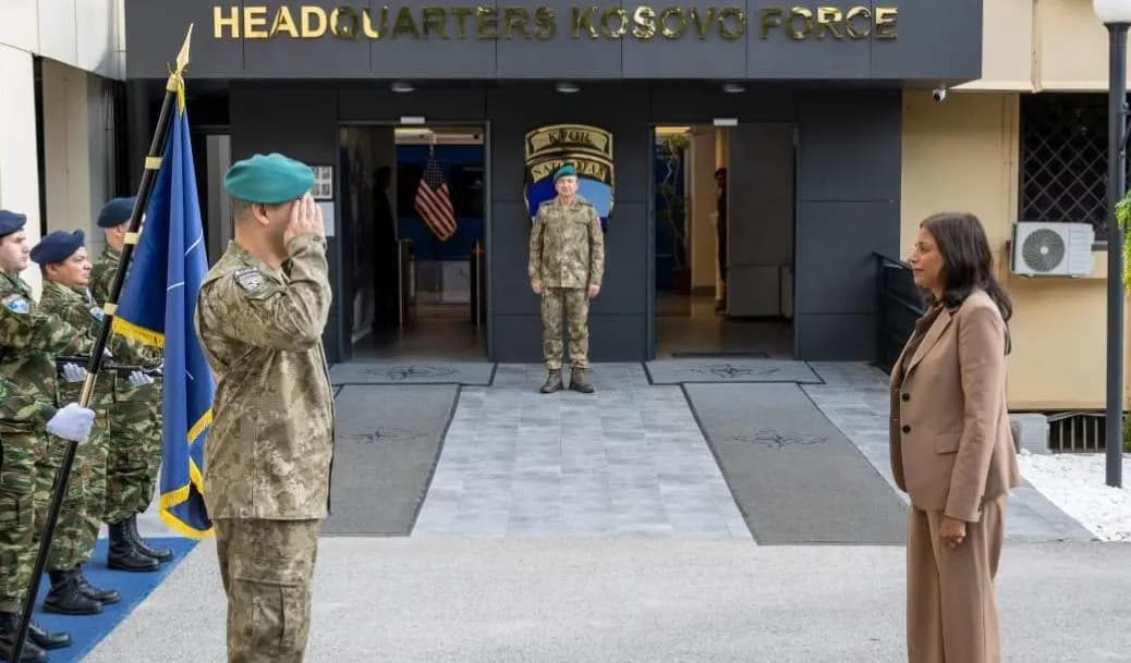 Prattipati në Shtabin e KFOR-it, komandanti e falënderon për “kontributin afatgjatë” të SHBA-së në misionin e NATO-s