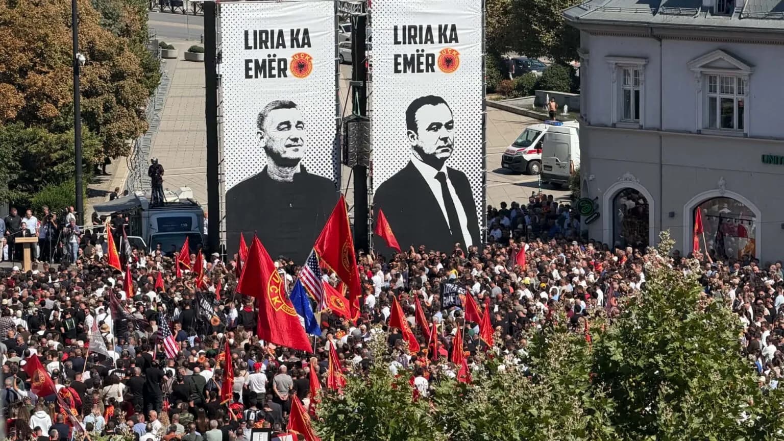 “UÇK, UÇK!”, thirrjet e mijëra protestuesve jehojnë në sheshin e Prishtinës