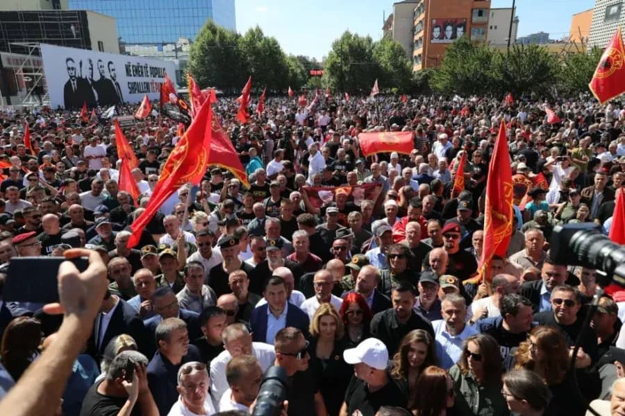 Nata e 11-të e protestës/ Nis grumbullimi i qytetarëve në shesh