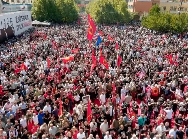 “Skënderbeu” mbushet me qindra qytetarë, protestojnë kundër dënimeve në Hagë