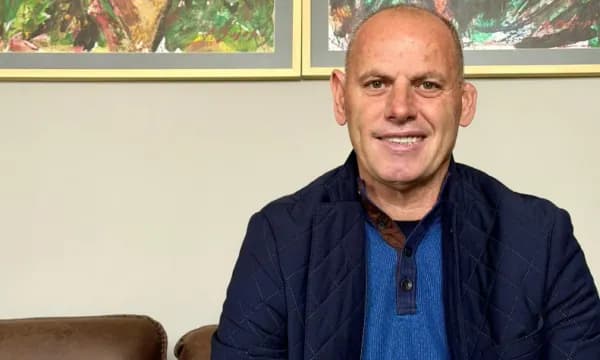 Lladrovci fton për 12 Shtator: Të bashkuar me kërkesën për drejtësi!  Me rastin e “Marshit për Liri”, i cili do të mbahet më 12 Shtator në Prishtinë, në ora 14:00, kryetari i komunës, Ramiz Lladrovci, ka ftuar qytetarët për pjesëmarrje, duke shkruar “Të bashkuar me kërkesën për drejtësi”.  Ftesa e Lladrovcit:  Të bashkuar me kërkesën për drejtësi!  Familjarë të dëshmorëve, invalidë dhe veteranë të UÇK-së,  Qytetarë, zonja e zotërinj,  Ju ftoj të merrni pjesë në “Marshin për Liri”, më 12 shtator, në ora 14:00, në Sheshin “Skënderbeu”, në Prishtinë, për të kërkuar drejtësi për heronjtë tanë të luftës dhe paqes, Hashim Thaçin, Kadri Veseli, Jakup Krasniqi dhe Rexhep Selimi.  Të bashkuar me kërkesën për drejtësi, në Shesh, do të theksojmë solidaritetin dhe riafirmojmë bindjen tonë të thellë me besim të plotë në pafajësinë e heronjve tanë të luftës dhe paqes.  Bëhu pjesë e Marshit paqësor e dinjitoz!