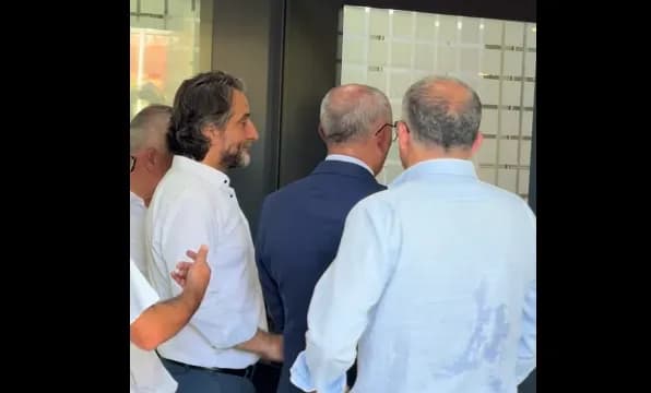Kryetarët e komunave futen në Qeveri për t’ia dorëzuar kërkesat e tyre Kurtit