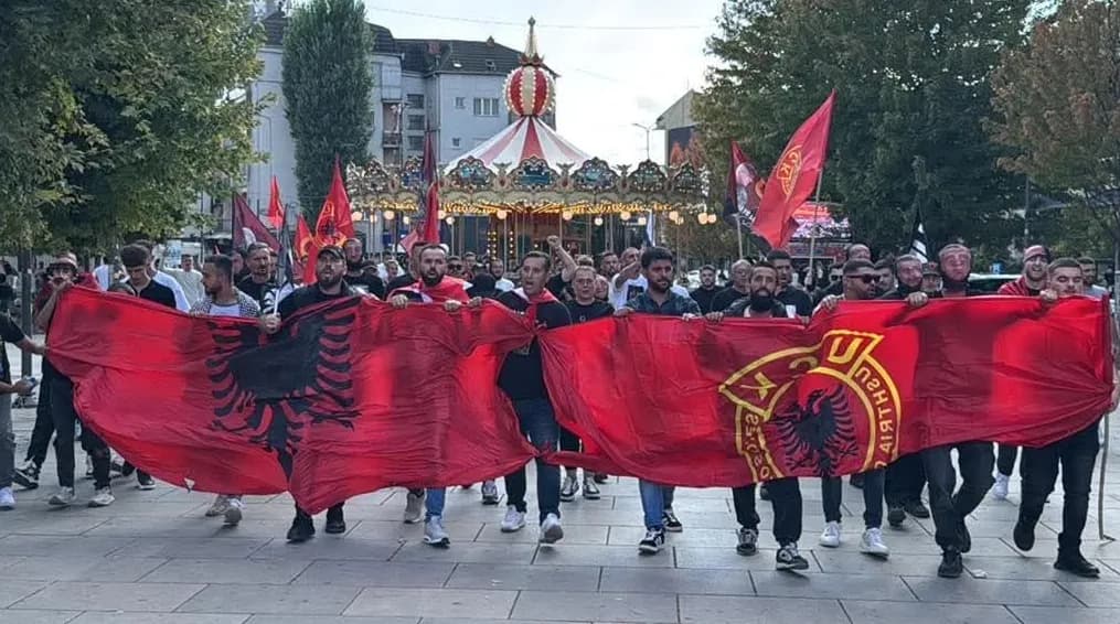 Protestuesit gjuajnë me gurë objektin e Qeverisë, thyhen disa xhama