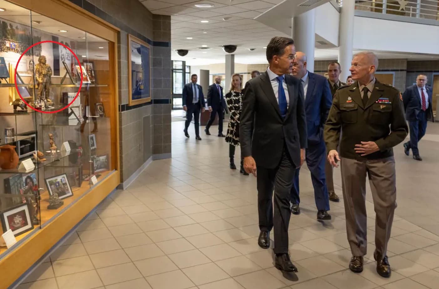 Rutte vizitë në Gardën Kombëtare të Iowa, diskutohet për Kosovën e FSK, në foto shihet edhe figura e Adem Jasharit