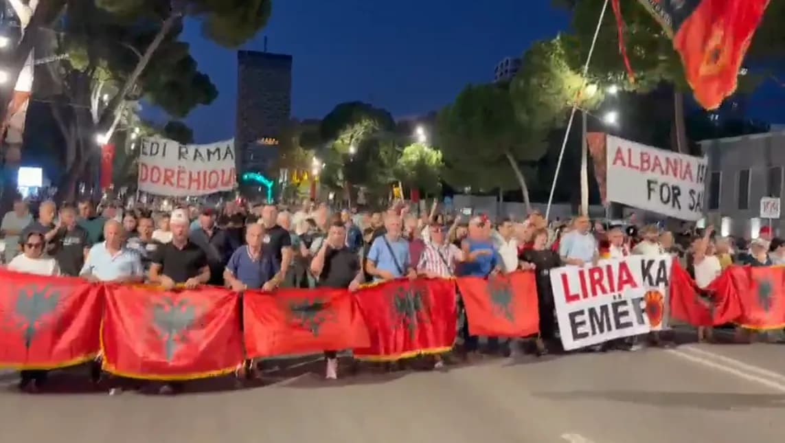 “UÇK, UÇK”, protestuesit në Tiranë solidarizohen me ish-liderët e UÇK-së pas vendimit të Hagës