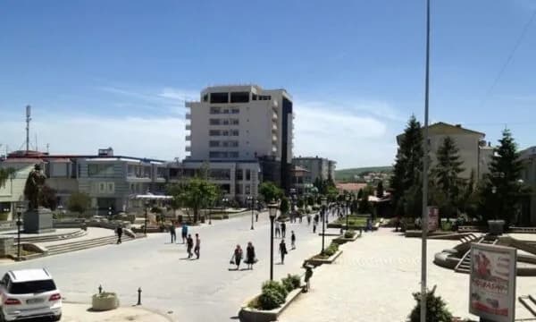 Komuna e Skenderajt organizon përcjelljen e vendimit të Hagës në sheshin e qytetit, fton qytetarët të marrin pjesë