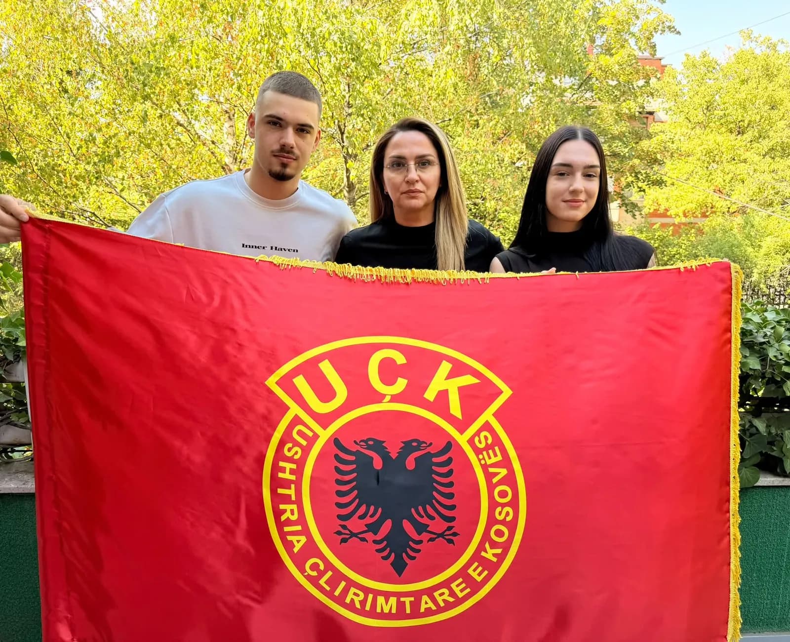 “Nën hijen e këtij flamuri, gjithmonë krenarë, gjithmonë të fortë ”, mesazhi i Shqipe Selimit një ditë pas vendimit të Hagës