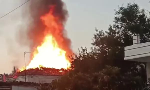 Tre ditë më parë iu dogj punishtja, sot flakët i shkrumbojnë banesën, çifti i moshuar në Fier mbetet në qiell të hapur