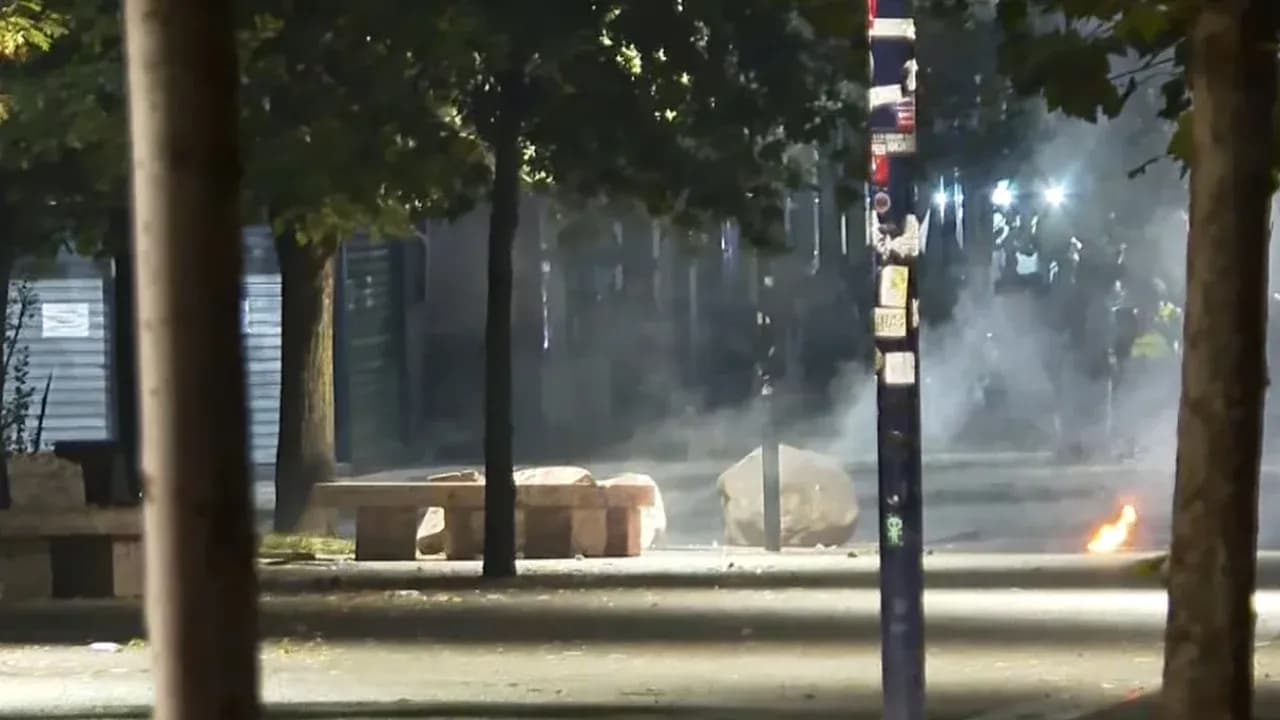 LAJMI I FUNDIT/ Protestuesit kthehen sërish te Selia e PS, e sulmojnë me molotovë e fishekzjarrë