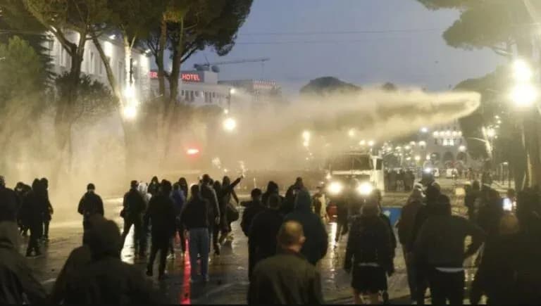 Gjykata e Tiranës jep masat për 51 të arrestuarit e protestës: 11 mbeten në burg, 40 lirohen nga paraburgimi